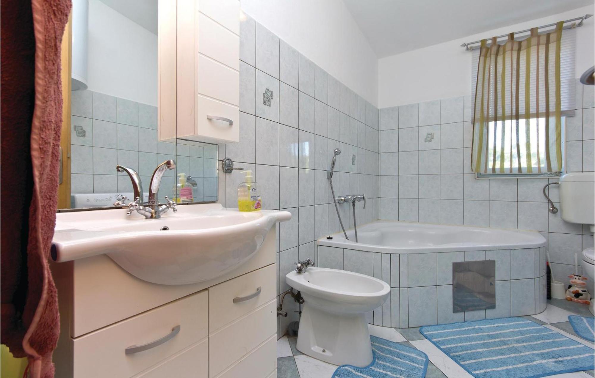 3 Bedroom Gorgeous Apartment In Marčana Exterior foto