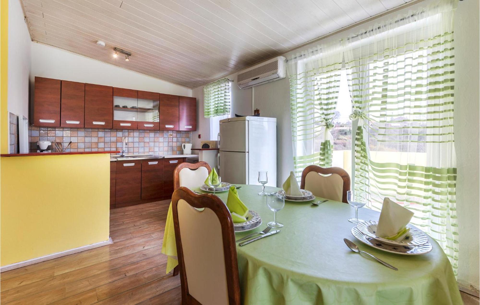 3 Bedroom Gorgeous Apartment In Marčana Exterior foto